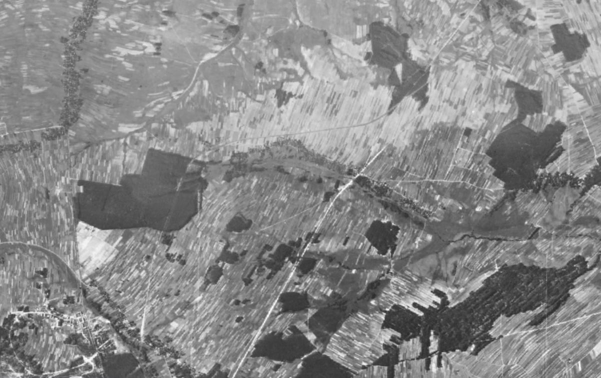 Ta sama linia kolejowa na niemieckim zdjęciu lotniczym z 1944 r.