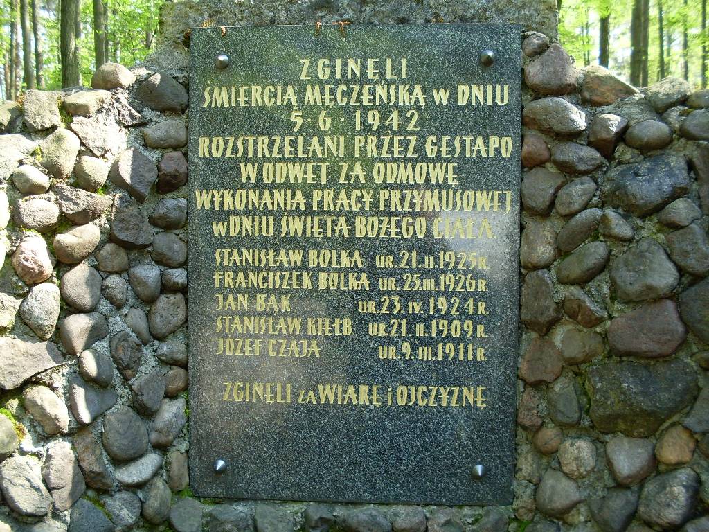 Pamiątkowa tablica umieszczona na pomniku