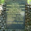 Pamiątkowa tablica umieszczona na pomniku