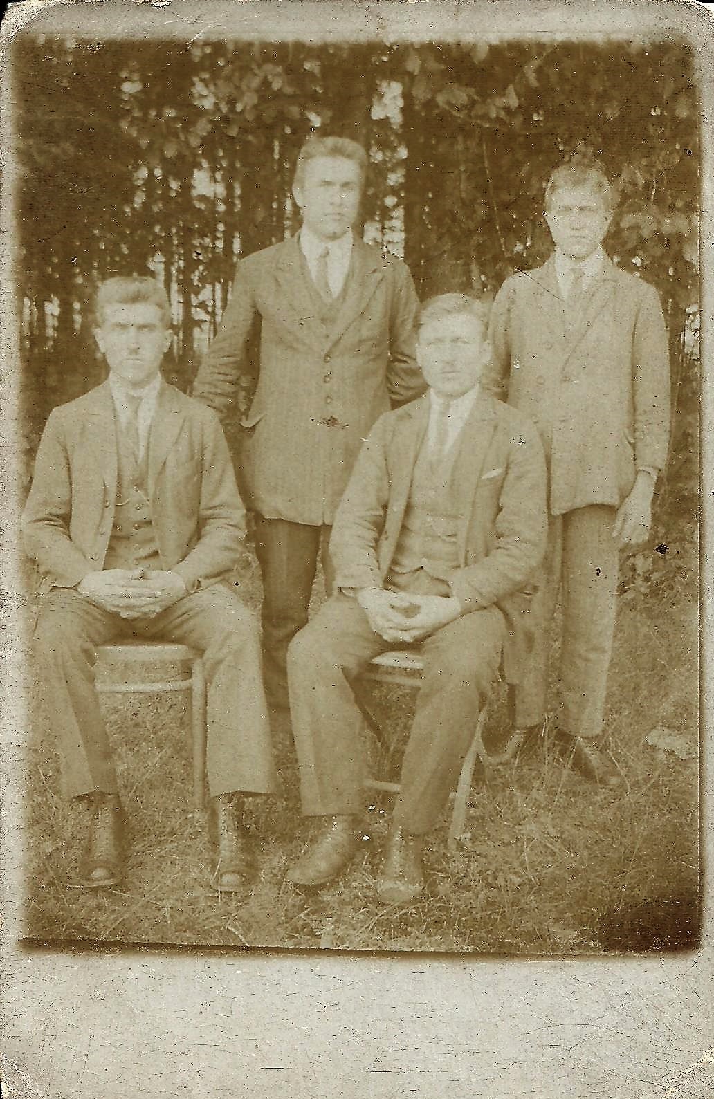 Bracia Cisek z Kamienia, synowie Wojciecha i Julii Siedzą od lewej: Jan Cisek (szewc), Marcin Cisek (gajowy), stoją od lewej: Sebastian Cisek (organista), Kazimierz Cisek (organista)