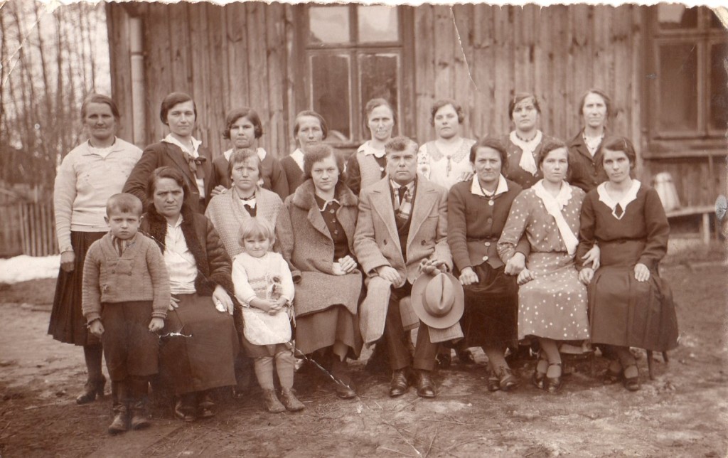 Zdjęcie Koła Gospodyń Wiejskich z lat 30 XX wieku na posesji Sebastiana Piędla (1888-1940, na zdj. w środku) ojca Stanisława - obecnie Kamień 433