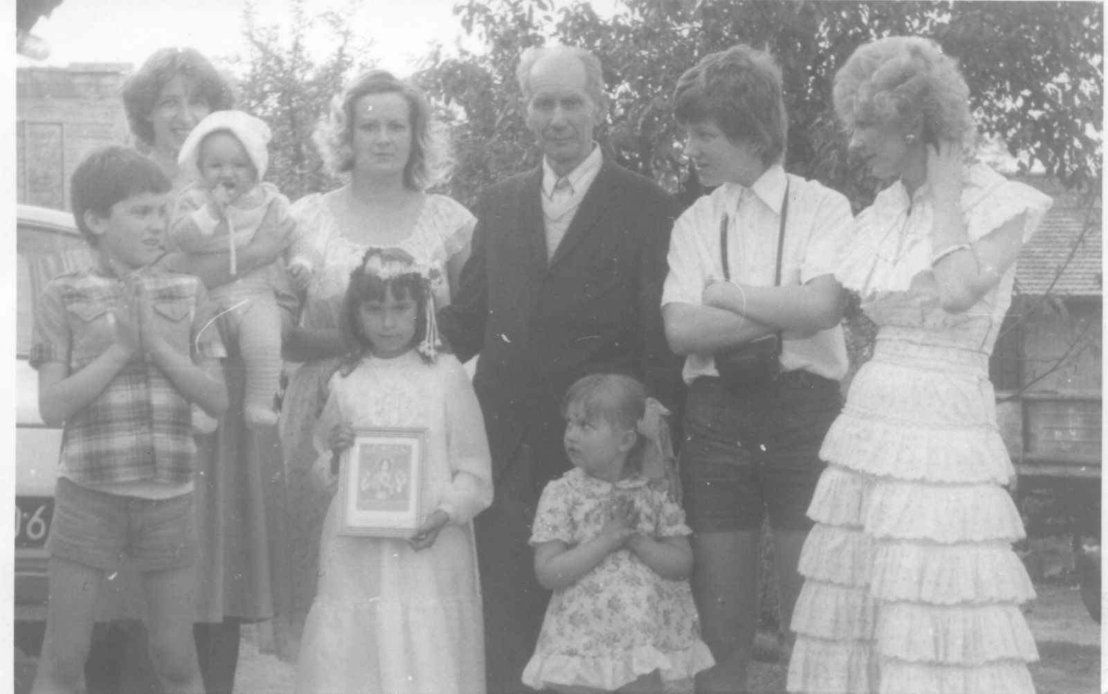 Zdjęcie rodzinne. Z prawej strony córka Wanda ze swoim synem Adamem(wnuczek Bolesława), nieżej wnuczka Ela z obrazkiem komunijnym i wnuczka Edytka, z lewej córka Czesława, wnuczek Andrzejek i kuzynka z dzieckiem
