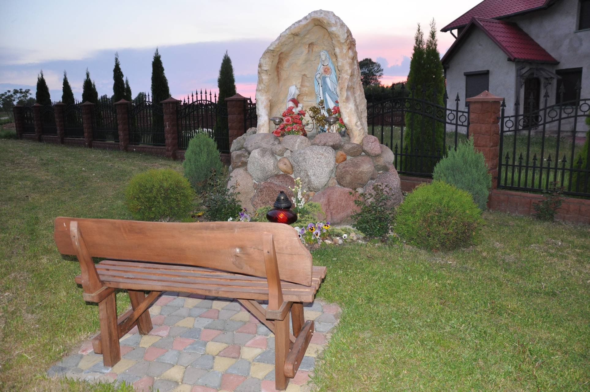 Kapliczka znajdująca się na początku Krzywej Wsi koło posesji państwa Tażmirków